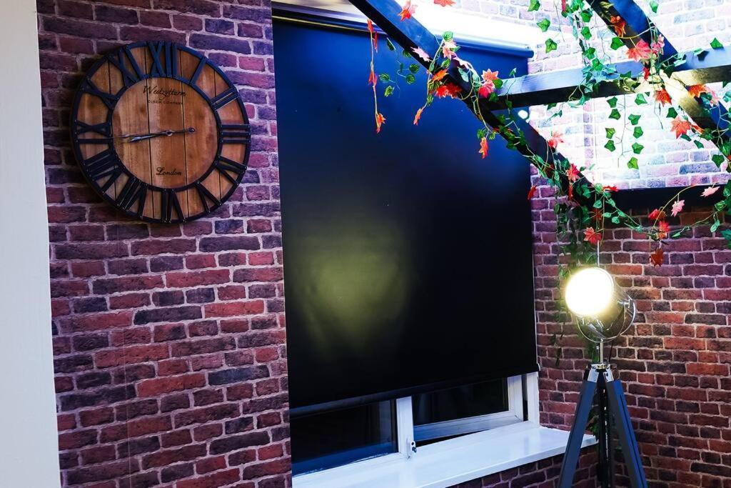 Stunning Two Bed City Centre Apartment リーズ エクステリア 写真