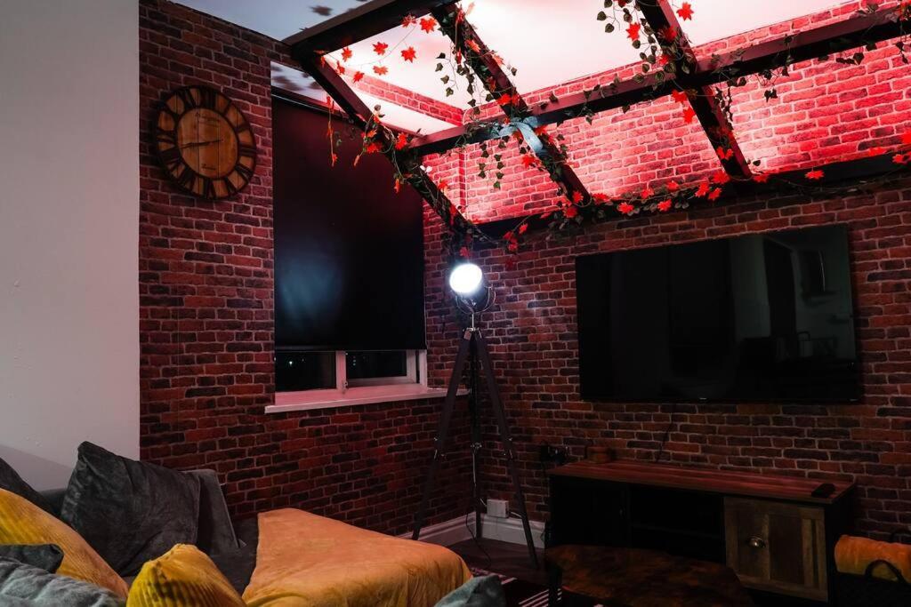 Stunning Two Bed City Centre Apartment リーズ エクステリア 写真