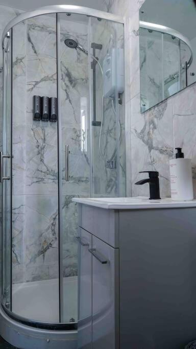 Stunning Two Bed City Centre Apartment リーズ エクステリア 写真