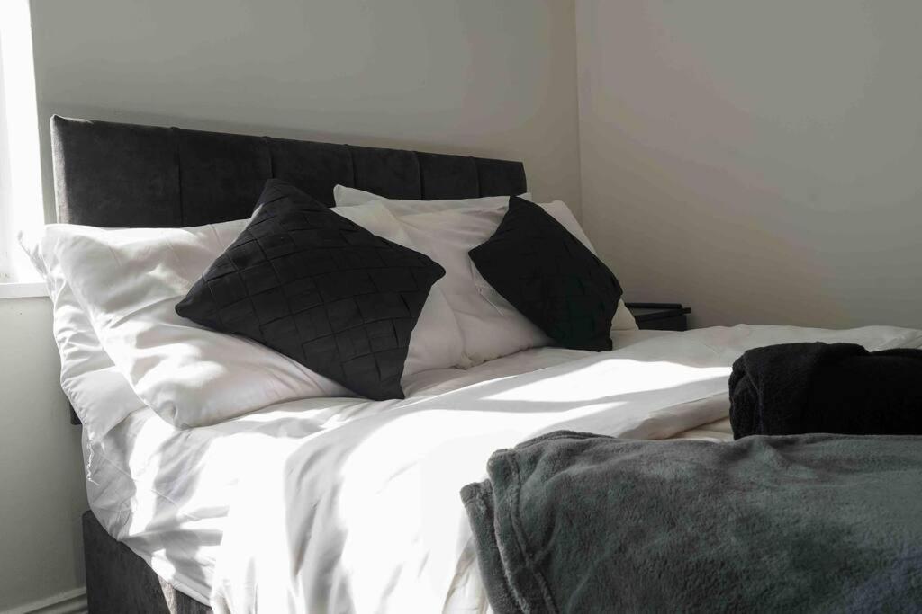 Stunning Two Bed City Centre Apartment リーズ エクステリア 写真